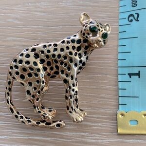Leopard brooch in gold tone and rotating pin clasp very good condition